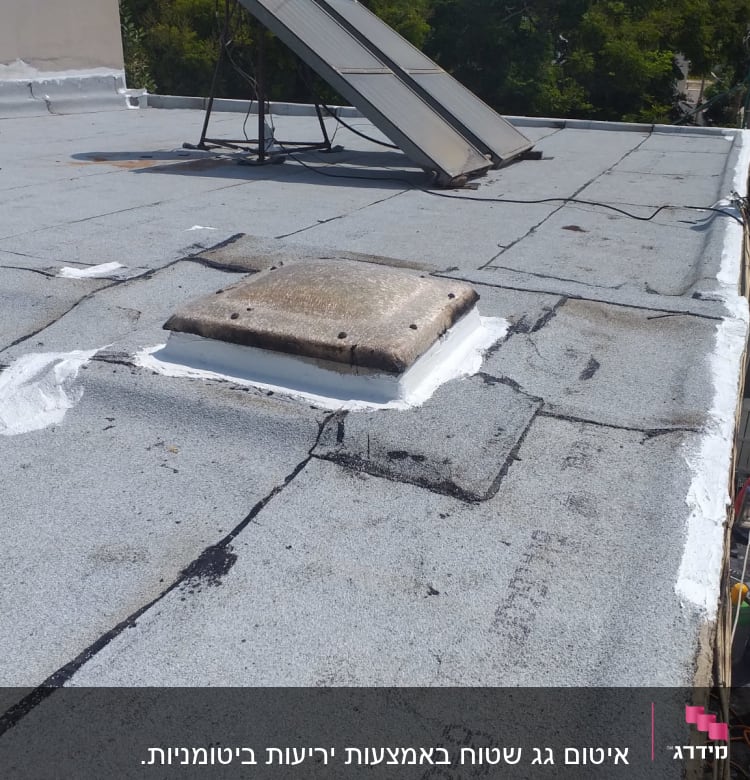 איטום גג עם חומר לבן סביב פתח אוורור